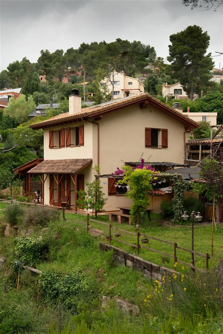 Casa de paja con técnica GREB en Barcelona