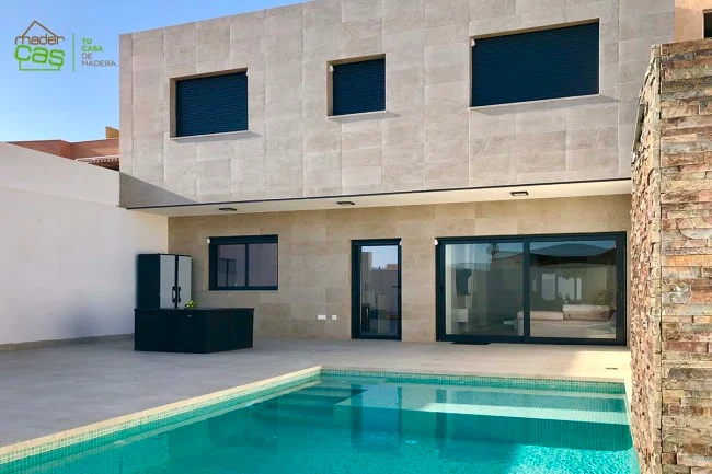 Casa de Madera Mixta Dos Plantas 170m2