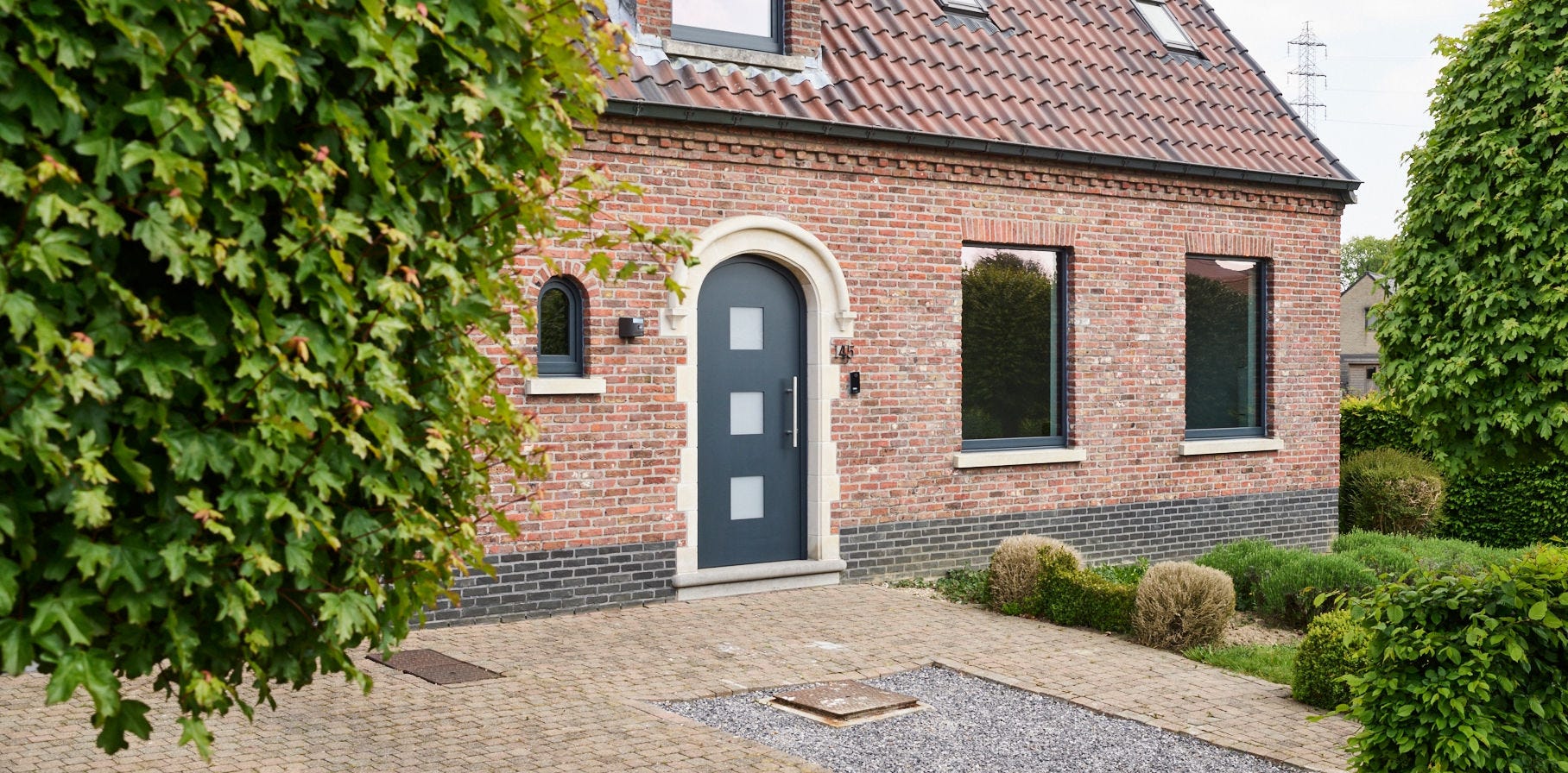Puerta Elegant Infinity de Deceuninck: perfiles de PVC con refuerzos para entradas a medida