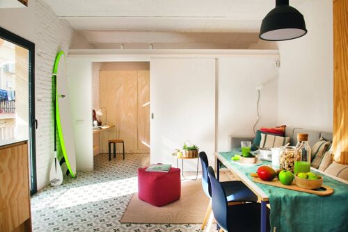 Interior de cocina y salón de una mini casa-min
