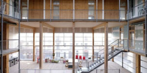 interior-madera-edificio-cirerers