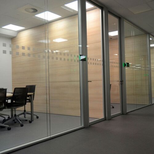 Elementos clave para la separación de espacios en oficina 49038