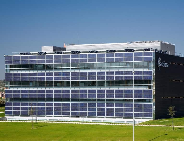 paneles-fotovoltaicos-muro-edificio