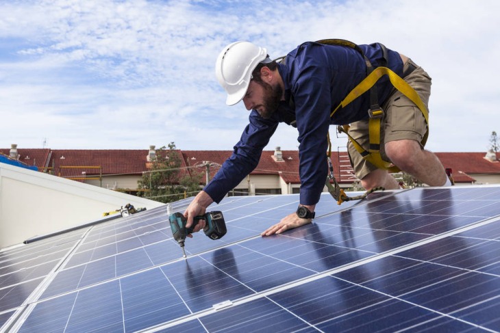 trabajador-instalando-paneles-solares