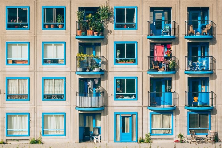 fachada-ventanas-azules