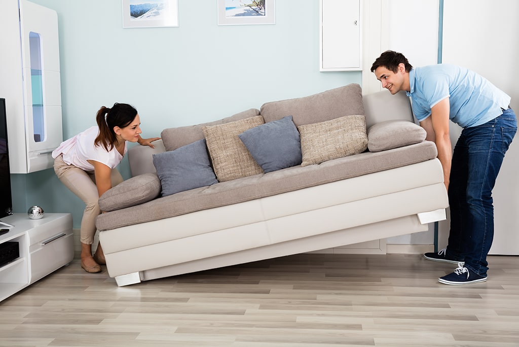 pareja-moviendo-sofa-renovar-casa
