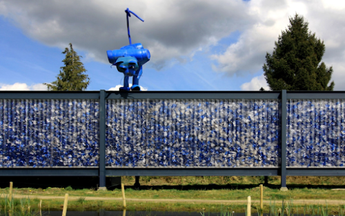 Muro creado a partir de material reciclado