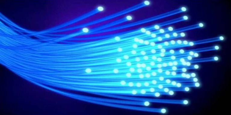cables de fibra óptica transportando impulsos eléctricos en forma de luz