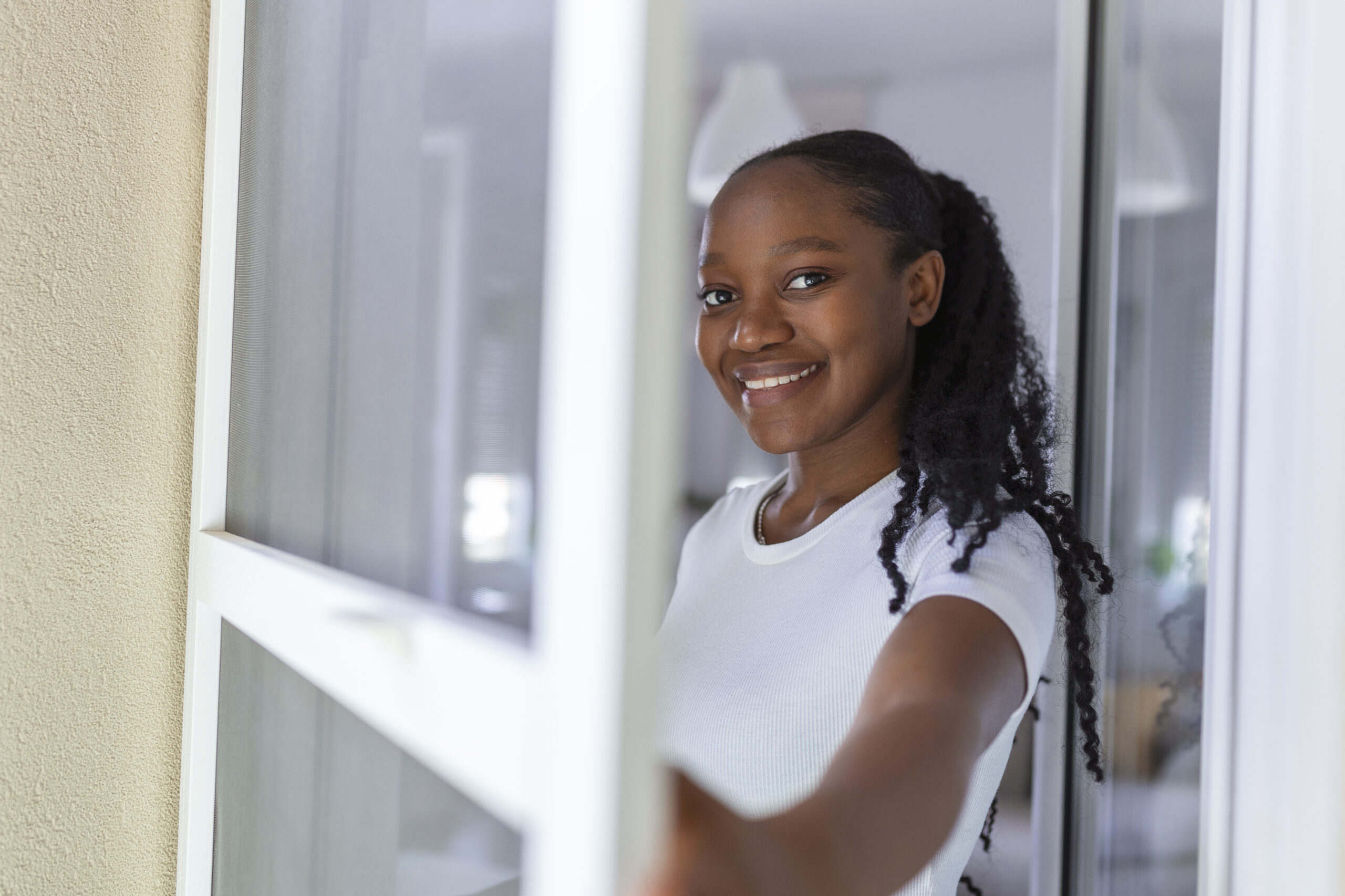  /></p>
<h2>Prevención de enfermedades</h2>
<p>Además de ser irritantes, los mosquitos son conocidos por transmitir enfermedades como el dengue, la malaria, el virus del Nilo Occidental y el Zika, entre otras. Al instalar mosquiteras en nuestras puertas y ventanas, reducimos el riesgo de exposición a estos insectos y, por lo tanto, <strong>disminuimos la posibilidad de contraer enfermedades</strong> transmitidas por ellos. Esto es especialmente importante en áreas donde estas enfermedades son endémicas o durante viajes a destinos tropicales.</p>
<h2>Ventilación y circulación de aire</h2>
<p>Una preocupación común al pensar en instalar mosquiteras es que puedan obstaculizar la ventilación y la circulación de aire en nuestros hogares. Sin embargo, las mosquiteras modernas están <strong>diseñadas para permitir el paso del aire</strong> y mantener una buena ventilación en el interior de nuestras viviendas. Esto nos permite disfrutar de la brisa fresca sin tener que preocuparnos por la entrada de insectos no deseados.</p>
<p><img decoding=